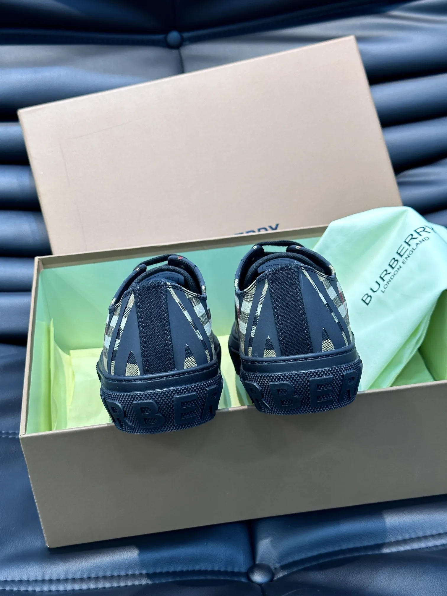 Men's shoes 💰400▫️B's men's classic low-top sneakers are reinterpreted in Vintage plaid cotton material and decorated with a new brand logo. First-layer cowhide lining, embossed Burberry logo on the heel, and original TPU outsole! Size: 38-44 (45 46 customized)